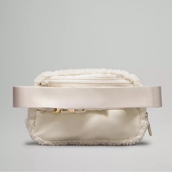 Lululemon Everywhere Belt Bag 1L Fleece, white opal/gold, NWT - Picture 3 of 6
